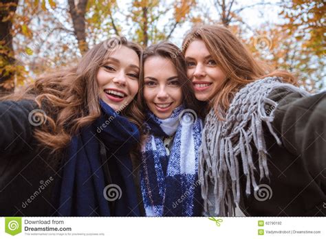 drie meisjes die selfie foto op camera maken stock foto