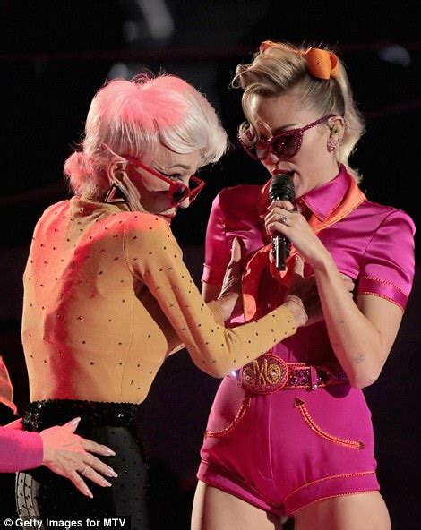 miley cyrus fondles elderly dancer s breasts at mtv vma daily mail online