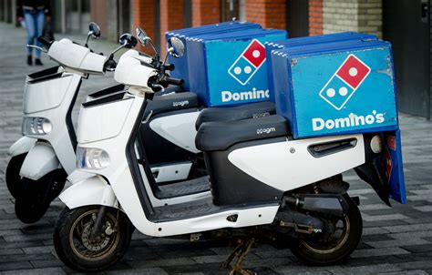 dominos gaat pizzas contactloos bezorgen