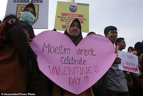 iran bans valentine s day in bid to crack down on decadent western culture daily mail online