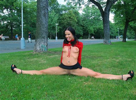 Naked Splits In A Park Porn Pic Eporner