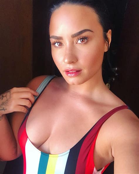 demi lovato sexy tits 7 photos the fappening