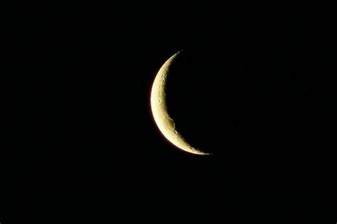 saksikan fenomena bulan sabit tua besok subuh  oktober