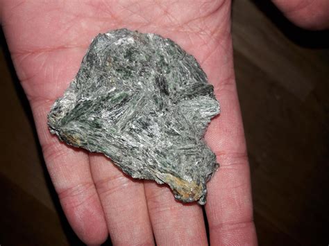 whats  green mineral rock whatsthisrock