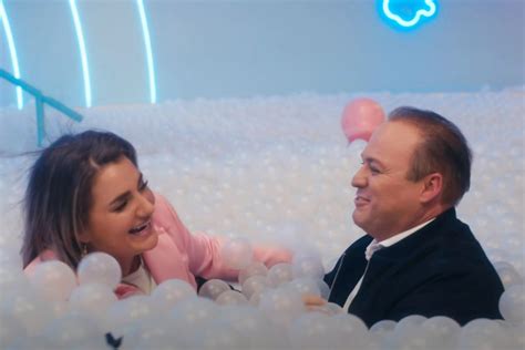 zien  deze nieuwe videoclip heeft nijmeegse sieneke het heel gezellig met frans bauer foto