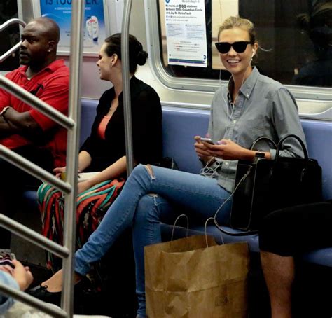 외방커뮤니티 헐리우드 지하철 타고다니는 헐리웃연예인들