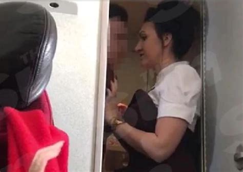 mujer fue sancionada de por vida por tener sexo en el baño de un avión