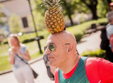 israeli man runs berlin marathon with pineapple on his head canadian