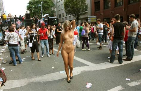 【画像あり】海外の街中にいるこういう奇跡の全裸美女ww ポッカキット
