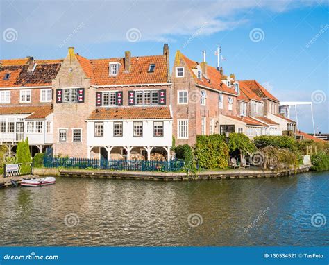 de historische huizen van de waterkant  enkhuizen noord holland netherla redactionele foto