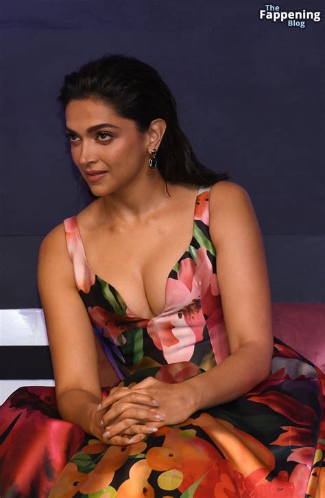 Deepika Padukone Shows Off Nice Cleavage During The Press Conference In