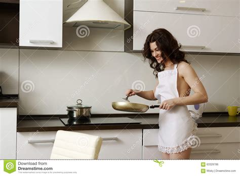 erotica dona de casa sexy que cozinha na cozinha foto de