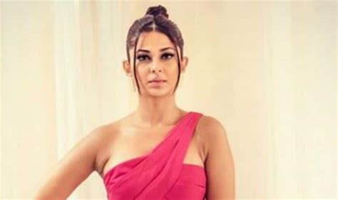 Jennifer Winget Is ‘hot Mess In Sexy Pink Dress And Nude Makeup As She
