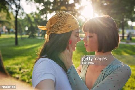 Beautiful Lesbian Kiss Photos Et Images De Collection Getty Images