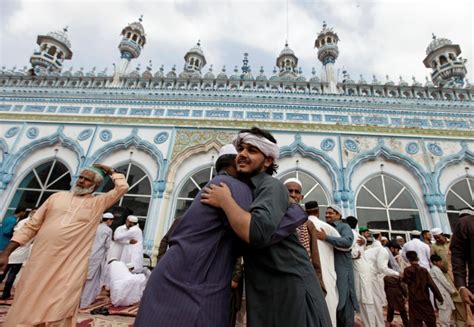 eid  images muslims   world celebrate eid ul fitr today