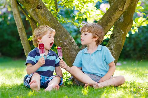 两个可爱的双胞胎小孩在户外的花园吃自制冰淇淋高清图片下载 正版图片504863585 摄图网