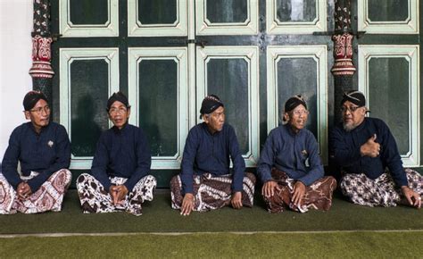 15 Kebiasaan Orang Jawa Dan Tradisi Yang Masih Dilestarikan