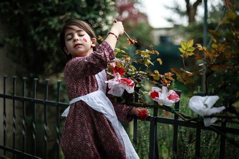 mom takes gorgeous photos of her daughter dressed as fictional characters