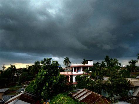 southwest monsoon arrives  advance rains expected  hit mainland