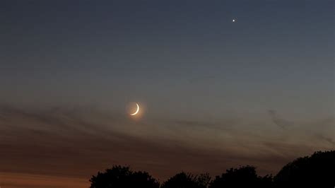 venus and crescent moon shared the sky and it made for some spectacular