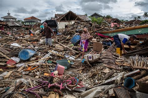 photos from the indonesia tsunami searching for loved ones assessing