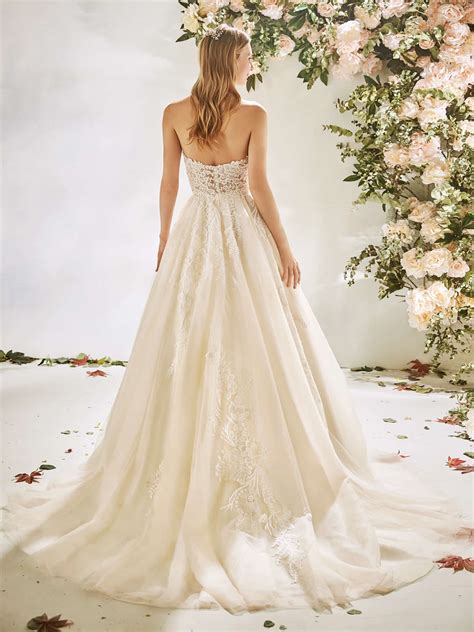 Princess Wedding Gown With Halter Neckline Soft Tulle Skirt Modes