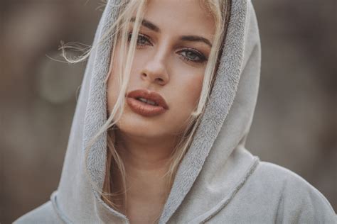 Download 2880x1800 Blonde Women Hoodie Open Mouth Face