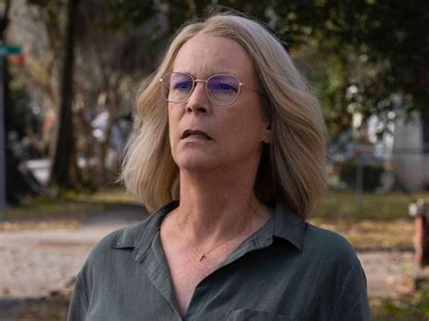 halloween ends star jamie lee curtis signs document swearing she won