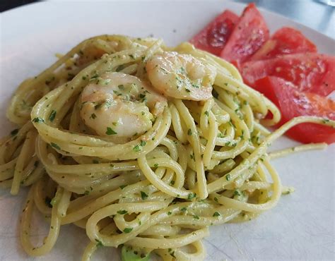spaghetti met een subtiele saus van basilicum rucola en knoflook lekker met garnalen scampi