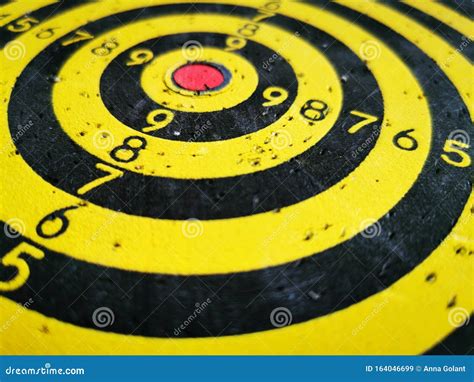 doel voor het gooien van darts zwarte en gele concentrische cirkels met digitale markeringen en