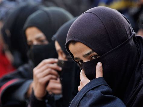 women s group calls for sharia courts to be banned in india to stop