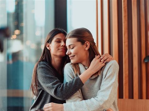 Diversas Chicas Lesbianas Pareja Abrazándose Retrato De Cerca Las