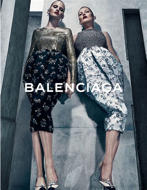 Kate Moss Y Lara Stone Juguetonas Para Balenciaga