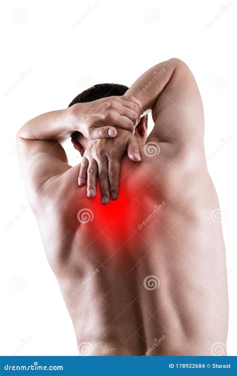 pijn tussen de schouderbladen man die lijden aan rugpijn geisoleerd op witte achtergrond stock