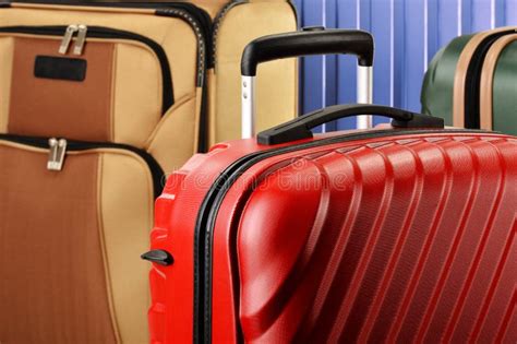 samenstelling met kleurrijke reiskoffers stock foto image  voorwerp post