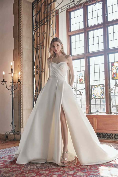 10 wedding dress trends from the spring 2022 bridal fashion week