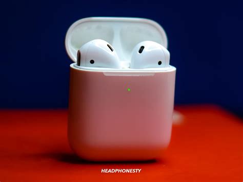 airpods status lights  easy guide     colors  headphonesty