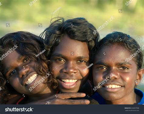 4 439 Imágenes De Aboriginal People Smiling Imágenes Fotos Y