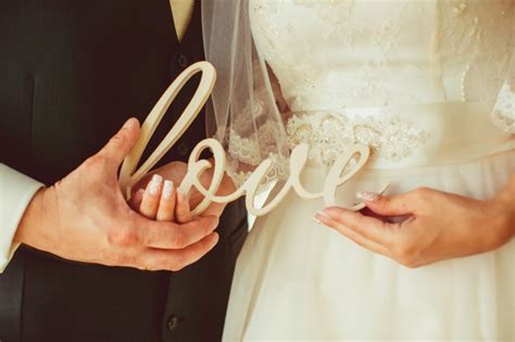 newly married couple holding the letters of love photo premium download