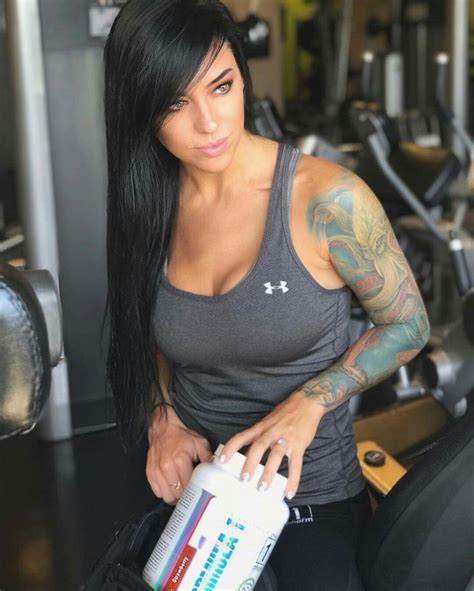 alex zedra fitness model professional shooter vrouw prachtige vrouwen tatoeage ideeen