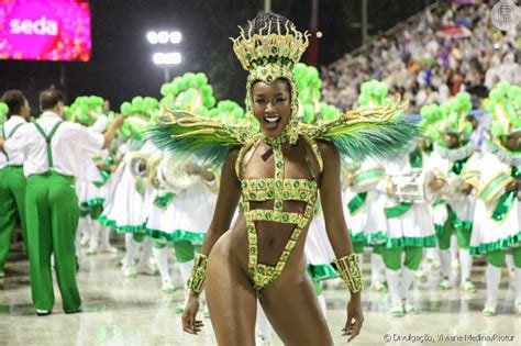 carnaval  iza exibe corpo em fantasia cavada  brilha como rainha de bateria da imperatriz