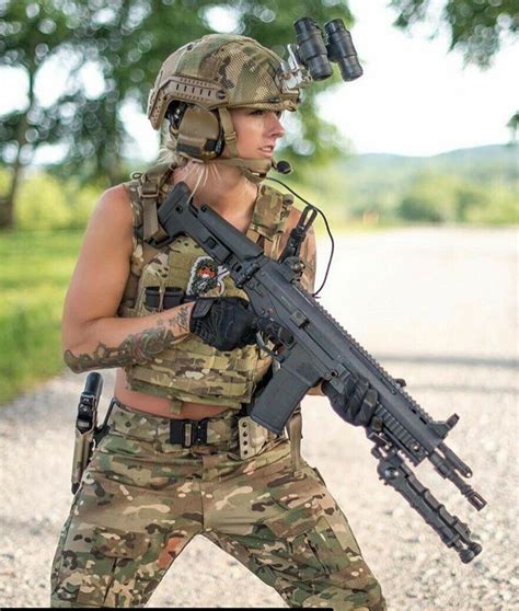 Pin By Ffrtf On Females And Guns Tactical In 2020 Girl Guns Tactical