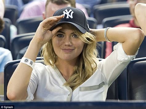 jaw dropping reasons   yankees   hottest fans  baseball
