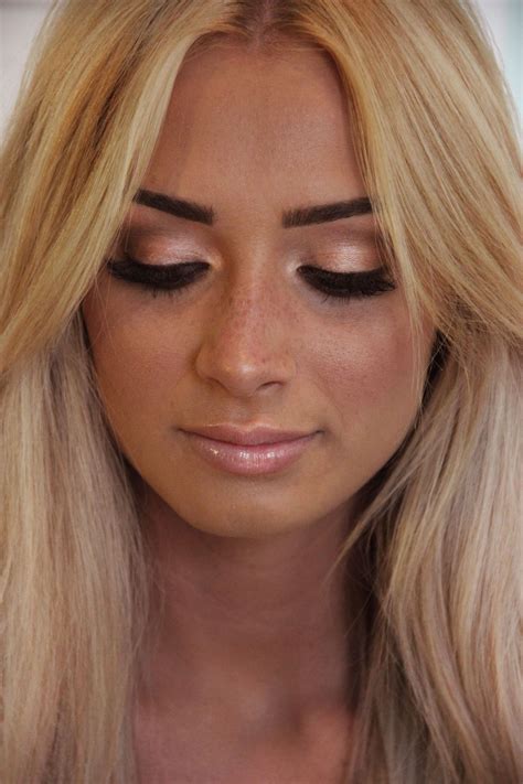 peach and brown eye shadow with nude color lips love