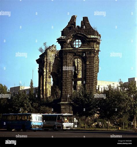 dresden frauenkirche ruine fotos und bildmaterial  hoher aufloesung