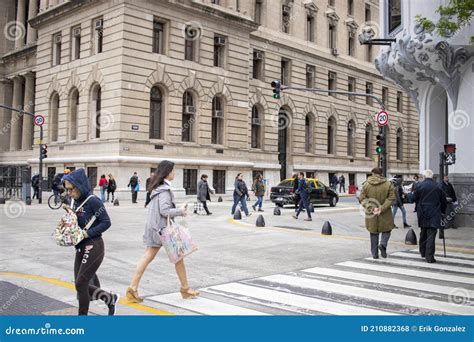 gente caminando por las calles de la ciudad de buenos aires en argentina foto de archivo
