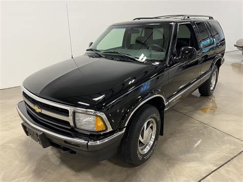 reserve  mile  chevrolet blazer   sale  bat auctions