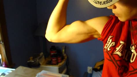 flexing  biceps doovi