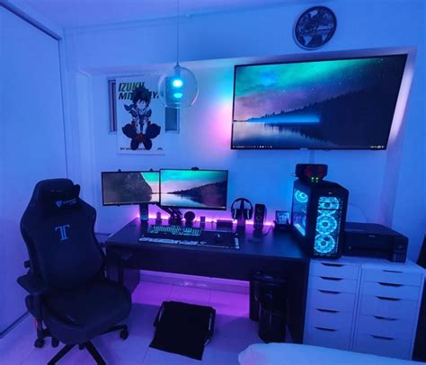 small bedroom  gaming room setup