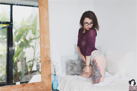 milenci model women with glasses inked girls looking